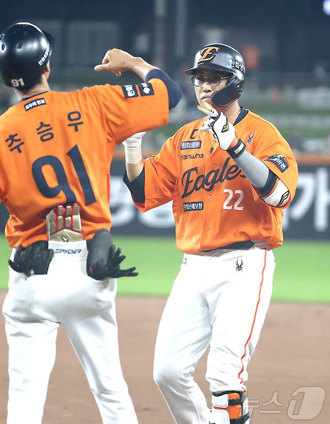 15일 대전 한화생명볼파크에서 열린 프로야구 '2025 신한 SOL 뱅크 KBO리그' 한화이글스 대 LG트윈스 경기에서 5회말 우천으로 경기 중단 후 다시 재개된 가운데 한화 채은성이 1타점 안타를 치며 세리머니를 하고 있다. 2025.6.15/뉴스1 ⓒ News1 김기남 기자