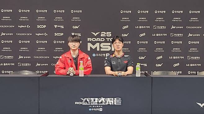 T1 ‘페이커’ 이상혁(왼쪽)과 김정균 감독이 14일 KT전에서 승리한 후 인터뷰를 하고 있다. 사직=김민규 기자 kmg@sportsseoul.com