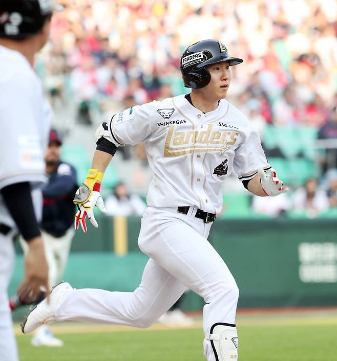 SSG 박성한이 14일 인천SSG랜더스필드에서 열린 2025 KBO리그 롯데전에서 안타를 치고 있다. 사진 | SSG 랜더스