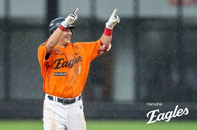 노시환이 결승타를 친 뒤 세리머니를 펼치고 있다. 사진 | 한화 이글스