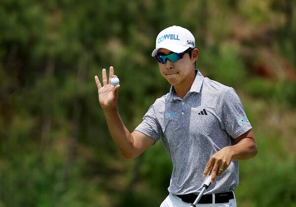 15일 경기도 안산시 대부도에 위치한 더헤븐 컨트리클럽(파72·7,293야드)에서 진행된 '2025 한국프로골프(KPGA)투어 하나은행 인비테이셔널(총상금 13억 원)' 최종 라운드에 출전한 최진호가 4번홀 버디 퍼팅 성공 후 인사를 하고 있다. 사진┃KPGA