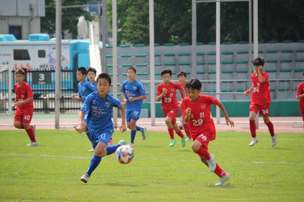 15일 강원도 양구종합운동장 등 4개 구장에서 열린 2025 청춘양구 중학교 1학년 축구 페스티벌(이하 청춘양구 페스티벌) 경기 모습. 사진┃리본코퍼레이션랩