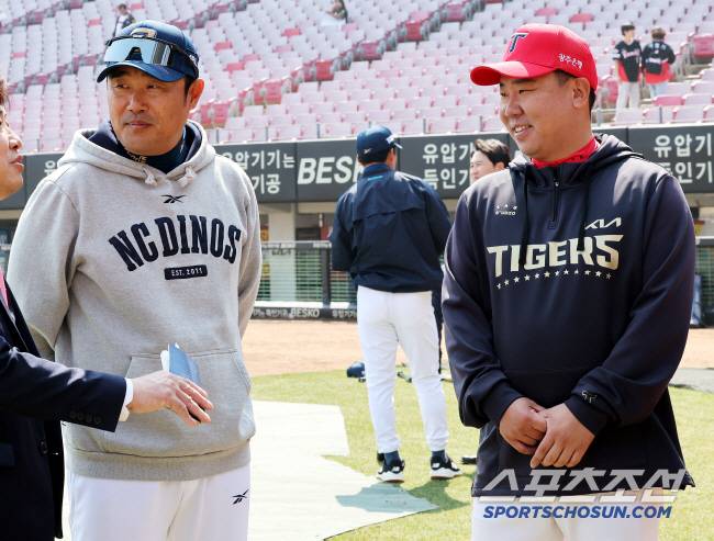 정규 시즌 개막전을 앞두고 만난 NC 이호준 감독(왼쪽)과 KIA 이범호 감독. 스포츠조선DB