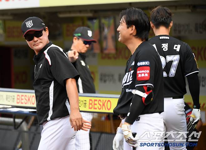 이종범 코치 유쾌한 장난에 경기 직전 김상수는 미소 지었다.
