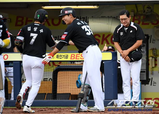 약속 지킨 제자를 모자까지 벗고 두 손 모은 채 기다린 이종범 코치.