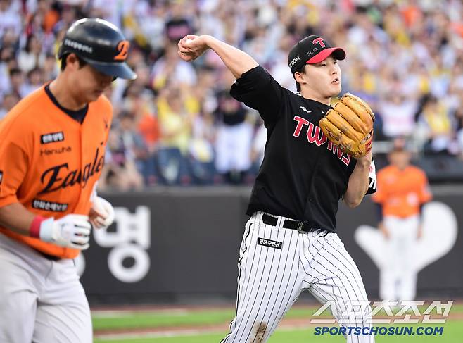 14일 대전 한화생명볼파크에서 열린 한화와 LG의 경기. 6회 노시환을 투수 앞 땅볼로 처리하는 LG 선발 임찬규. 대전=송정헌 기자songs@sportschosun.com/2025.06.14/