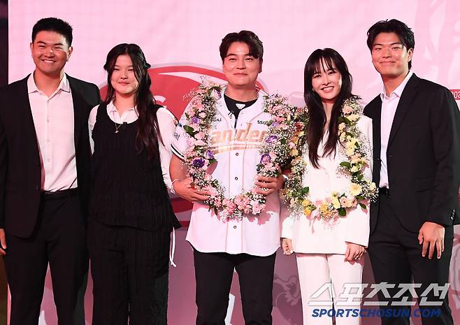 14일 인천 SSG랜더스필드에서 롯데-SSG전 종료 후 추신수의 은퇴식이 열렸다. 추신수가 가족과 함께 기념 사진을 찍고 있다. 인천=정재근 기자 cjg@sportschosun.com/2025.6.14/