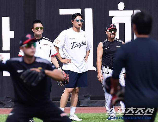 14일 대전 한화생명볼파크에서 열리는 한화와 LG의 경기. LG 선수들과 인사를 나누는 한화 채은성. 대전=송정헌 기자songs@sportschosun.com/2025.06.14/