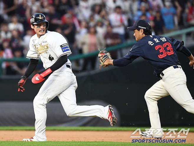 14일 인천 SSG랜더스필드에서 열린 롯데-SSG전. 9회말 1사 2, 3루에서 정준재의 1루 땅볼때 2루주자 오태곤이 런다운에 걸려 아웃되고 있다. 인천=정재근 기자 cjg@sportschosun.com/2025.6.14/