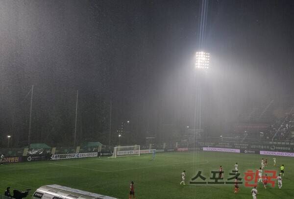 후반전 시작 직후 김포솔터축구장에 내리기 시작한 폭우. ⓒ스포츠한국 김성수 기자
