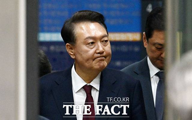 법적으로도 국민의힘의 해산 가능성은 희박하다. 위헌정당해산심판을 통해 정당을 해산하기 위해서는 정당의 주요 인물뿐 아니라 당이 조직적으로 활동에 관여해야 하는데, 이번 사안이 그렇게 해석하기는 어렵다는 이유에서다. 사진은 12.3 비상계엄 사태와 관련해 내란 우두머리 혐의 등으로 기소된 윤석열 전 대통령이 지난 12일 오후 서울 서초동 서울중앙지법에서 열린 3차 공판을 마친 뒤 법원을 나서고 있는 모습. /사진공동취재단