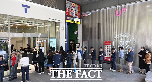 SK텔레콤, 예스24 등 기업에 대한 해킹 피해가 커지는 가운데 국내 사이버보험 가입은 미비해 가입을 유도하는 정책이 필요하다는 목소리가 나온다. 사진은 서울 광화문 T월드 대리점에서 SK텔레콤 소비자들이 유심 교체를 기다리며 줄을 길게 서 있는 모습. /임영무 기자