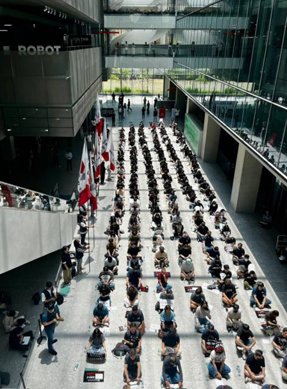 민주노총 화섬식품노조 네이버지회 '공동성명'(네이버 노조)이 지난 11일 경기 성남시 네이버 제2사옥 '1784' 1층에서 최인혁 전 최고운영책임자(COO)의 복귀에 반대하는 2차 집회를 열고 있다. /조소현 기자