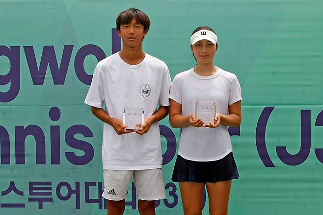 남자단식 우승 오승민(좌), 여자단식 우승 류은진(우)