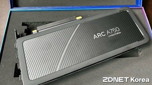 인텔 아크 A750 한정판 그래픽카드. (사진=지디넷코리아)