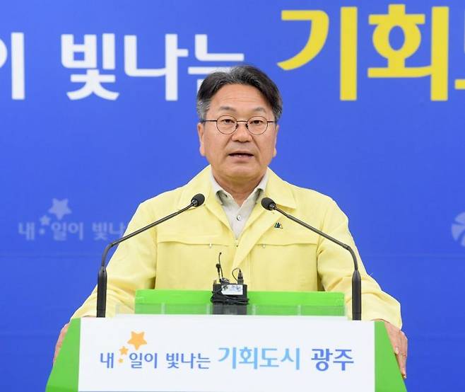 강기정 광주시장이 15일 오후 시청 브리핑실에서 시내버스 파업 관련, '대시민 호소문'을 발표하고 있다. 광주시 제공