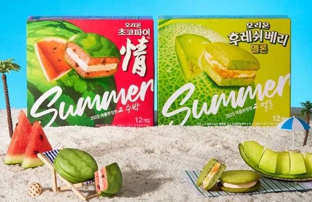 2~3년 전부터 여름 한정판 상품으로 나오는 '수박맛 초코파이'와 '멜론맛 후레쉬베리'. 식품과 패션, 유통업계에서 전통적 비수기였던 여름 소비 촉진을 위한 마케팅이 늘고 있다. /오리온