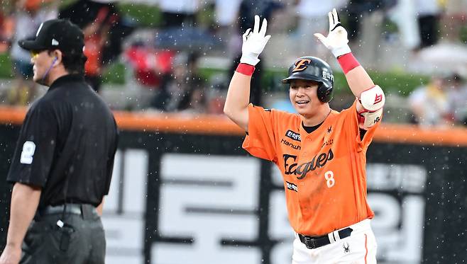 15일 대전 한화생명볼파크에서 열린 프로야구 한화와 LG 경기에서 5회말 한화 노시환이 역전 2루타를 치고 세리머니를 하고 있다. /뉴스1