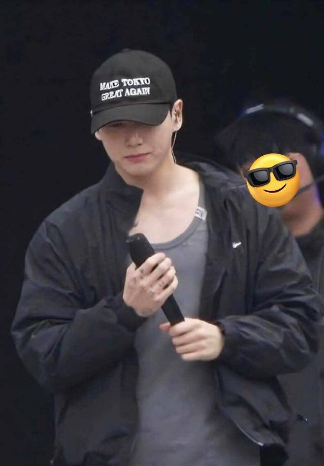 정국이 공연 리허설 중 '도쿄를 다시 위대하게'(MAKE TOKYO GREAT AGAIN)라는 문구가 적힌 모자를 쓰고 있다. /X 캡처