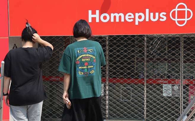 27일 인천 미추홀구 홈플러스 인천숭의점 매장이 오픈 준비를 하고 있다./뉴스1