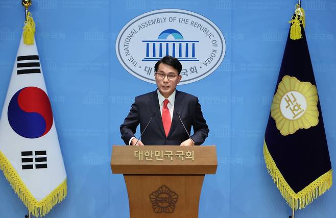 윤상현 국민의힘 의원이 15일 서울 여의도 국회 소통관에서 기자회견을 열어 "이제 전선을 안에서 밖으로 돌려야 한다"며 당내 갈등을 중단하고 대여 투쟁 강화를 촉구하고 있다. /뉴스1