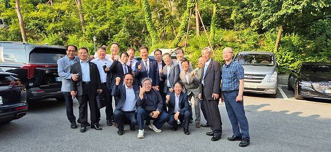 이재명 대통령과 과거 오리엔트 시계공장에서 함께 일했던 동료들이 14일 이 대통령의 장남 동호 씨 결혼식에 초대돼 정청래 더불어민주당 의원과 기념사진을 찍고 있다. ⓒ정청래 의원 페이스북