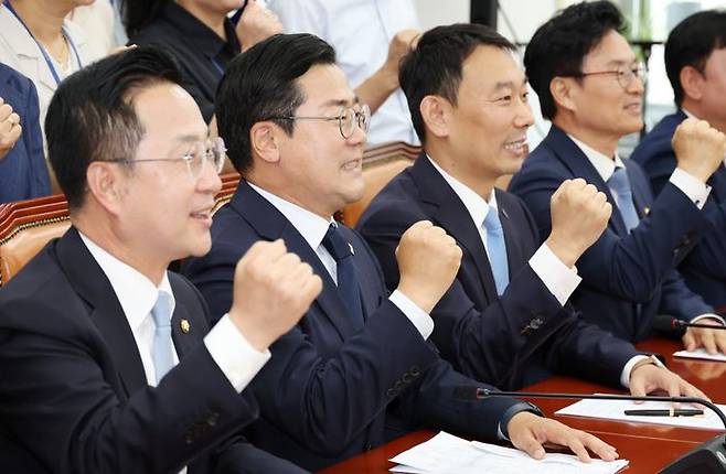 박찬대 더불어민주당 원내대표(왼쪽 두 번째)가 12일 오전 국회에서 열린 고별 기자간담회에서 원내대표단과 기념촬영하고 있다. 왼쪽부터 박성준 원내수석부대표, 박찬대 원내대표, 김용민 원내정책수석부대표, 정진욱 원내대표 비서실장 ⓒ뉴시스