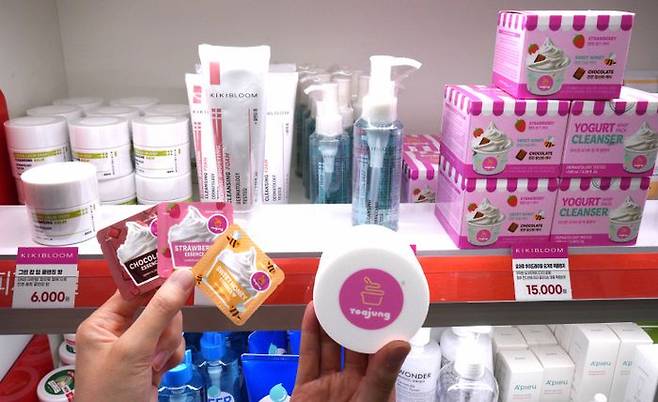 세븐일레븐이 요아정과 키키블룸과 협업해 출시하는 기초 클렌징 제품들.ⓒ세븐일레븐