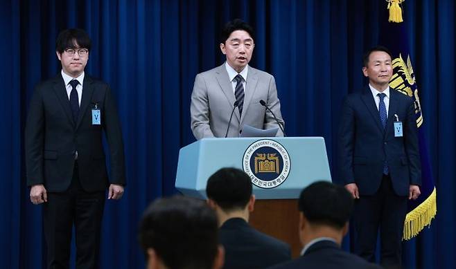 강훈식 비서실장이 15일 서울 용산구 대통령실 브리핑룸에서 인선 발표 관련 브리핑을 하고 있다. 왼쪽부터 하정우 AI미래기획수석, 강 비서실장, 김현종 안보실 1차장. ⓒ뉴시스