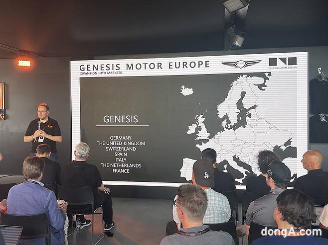 제네시스가 유럽 시장 판매국을 기존 3곳(독일, 영국, 스위스)에서 7곳(프랑스, 스페인, 이탈리아, 네덜란드 등 4곳 추가)으로 확대한다고 발표했다. 자비에르 마르티넷 현대차 유럽권역본부장 겸 제네시스 유럽법인장이 유럽 신규 시장 진출 계획을 발표하고 있다.
