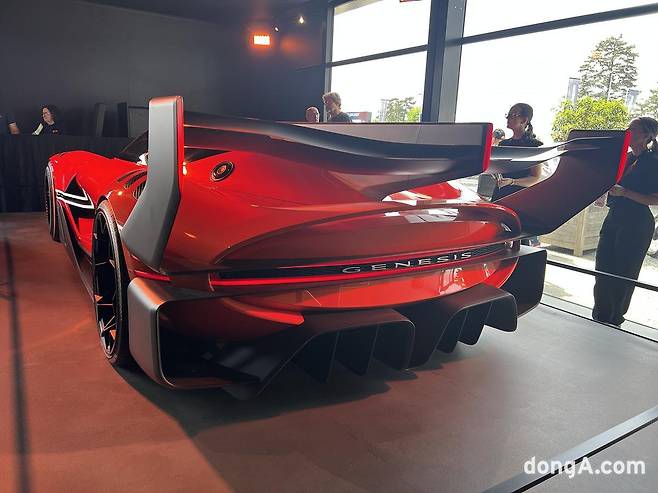 르망24시 제조사빌리지 제네시스 부스에 전시된 제네시스 엑스 그란레이서 콘셉트