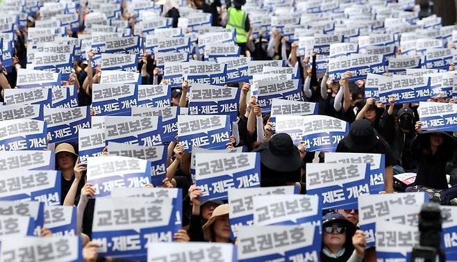 전교조, 교총, 교사노조 등 교원 3단체가 14일 오후 서울 종로구 정부서울청사 인근에서 학생 가족 민원에 시달리다 숨진 제주 중학교 교사 추모 및 교권 보호 대책 요구 집회를 하고 있다. 2025.06.14. [서울=뉴시스]