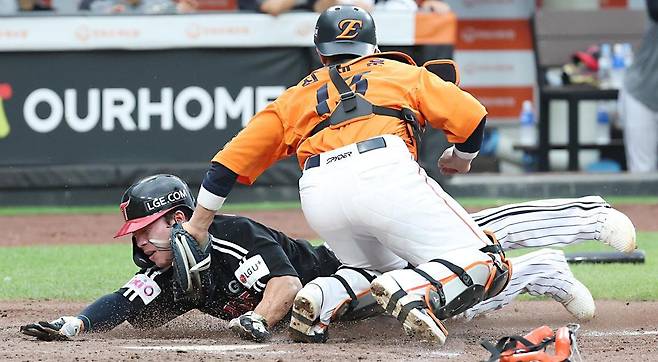 좌익수 문현빈의 정확한 송구로 LG 주자 문성주가 홈에서 태그 아웃되는 모습. 이 홈 보살은 역전승의 발판이 됐다. 대전=뉴스1