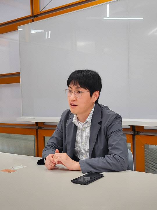 하정우 대통령실 AI미래기획수석이 지난 2023년  네이버클라우드 AI이노베이션센터장으로 일할 당시 디지털타임스와 인터뷰하고 있다. 네이버클라우드 제공