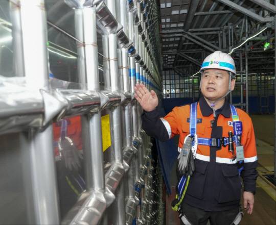 조상선 HD현대삼호 멤브레인공사부 부서장(책임)이 전남 영암 조선소 내 작업장에서 LNG 화물창 용접 관련 기술을 설명하고 있다. 양호연 기자