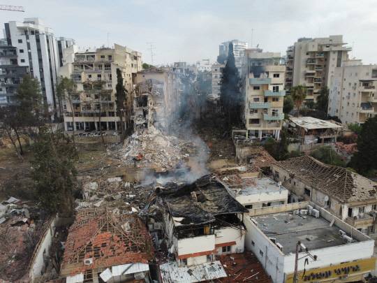 15일 이란의 탄도미사일이 이스라엘 중부 레호봇 주거지역을 강타한 뒤 파손된 현장 모습.







 연합뉴스.