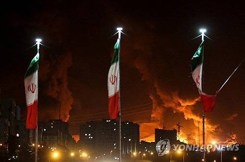 이스라엘의 공습으로 연기가 치솟는 이란의 원유 저장소. 테헤란 로이터=연합뉴스