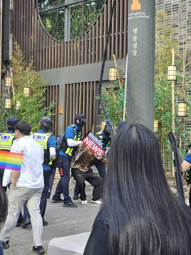 IMG_3158.jpeg 어제 서울 퀴어퍼레이드 길거리 행진 도중, 온몸에 대변을 묻히고 달려든 남성