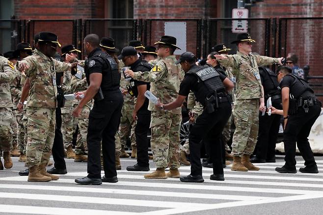 미국 육군 창설 250주년이자 도널드 트럼프 대통령 생일인 14일(현지시간) 미국 워싱턴 DC에서 백악관 비밀경호국 요원들이 열병식에 참석하는 군인들을 대상으로 몸수색을 하고 있다. 로이터 연합
