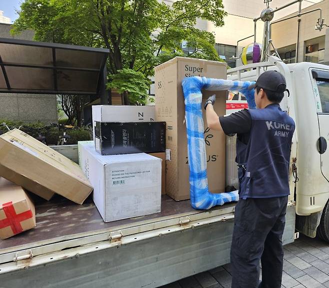 지난 11일 오전 경기 고양의 아파트 단지에서 김씨가 배송할 물건을 내리고 있다. 사진=박성현 기자