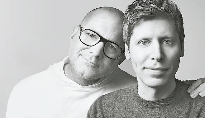 애플 아이폰을 히트 상품으로 만든 디자이너 조니 아이브(왼쪽)와 샘 올트먼 오픈AI 최고경영자(CEO) 오픈AI 홈페이지 캡처