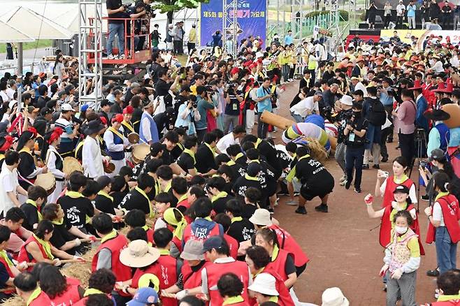 울산 중구에서 열린 2025 태화강 마두희 축제에서 축제 하이라이트인 큰줄 당기기 '마두희'가 진행되고 있다. 마두희에는 중구 주민 4000여 명이 참가했다.