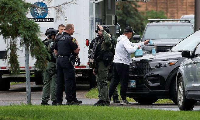 14일(현지시각) 미국 미네소타주 미니애폴리스 교외 도시인 브루클린파크에서 발생한 총격사건으로 민주당 소속 주 하원의원 멜리사 호트먼(55)과 남편이 숨졌다. 브루클린파크/로이터 연합뉴스