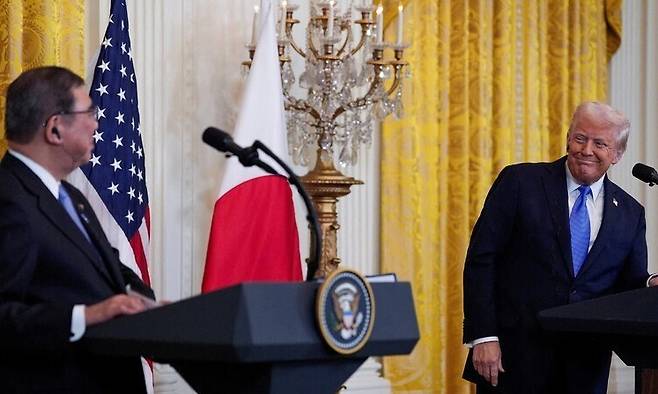 도널드 트럼프 미국 대통령이 지난 2월 미국 워싱턴 백악관 이스트룸에서 이시바 시게루 일본 총리와 공동 기자회견을 하고 있다. 로이터 연합뉴스