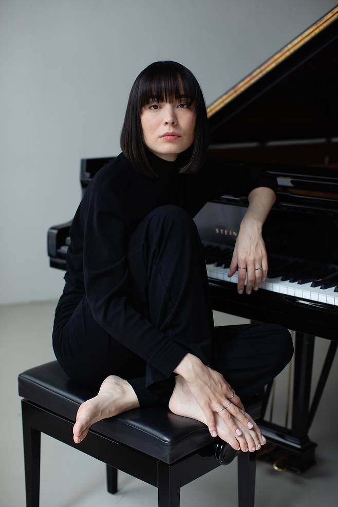 맨발로 연주하는 피아니스트 알리스 사라 오트. © 하네스 카스파어(Hannes Caspar)