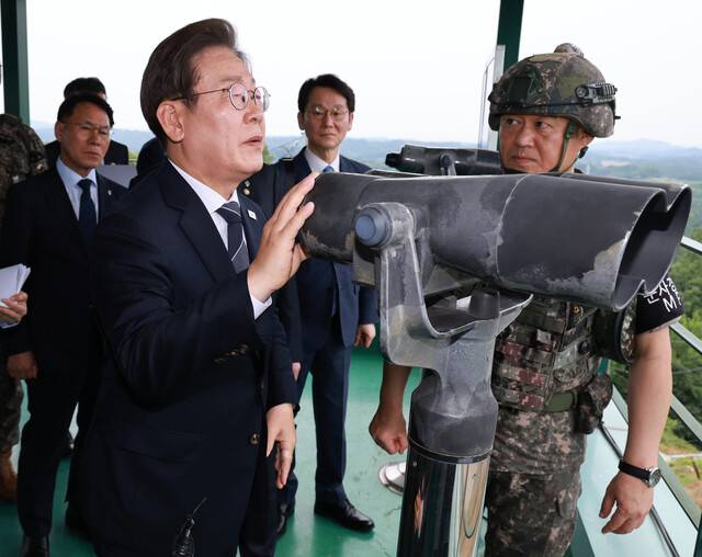 이재명 대통령이 지난 13일 경기도 연천군 육군 25사단 비룡전망대에서 한기성 사단장의 설명을 들으며 망원경으로 북측 지역을 살펴보고 있다. 연천/연합뉴스