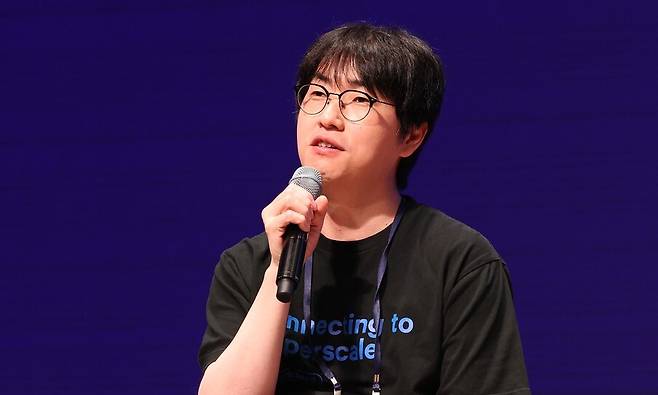 지난해 6월 한겨레가 주최한 제3회 사람과디지털포럼에서 기조세션1 ‘상식과 가치를 지닌 에이아이(AI)의 현재와 미래’를 주제로 하정우 네이버 에이아이센터장이 대담을 하고 있다. 신소영 기자 viator@hani.co.kr