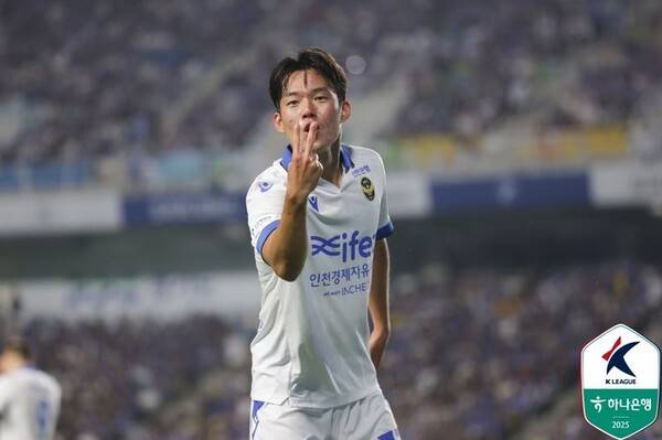 인천 유나이티드의 박승호가 15일 열린 수원 삼성과의 경기에서 멀티골을 작성한 뒤 기뻐하고 있다. 한국프로축구연맹 제공