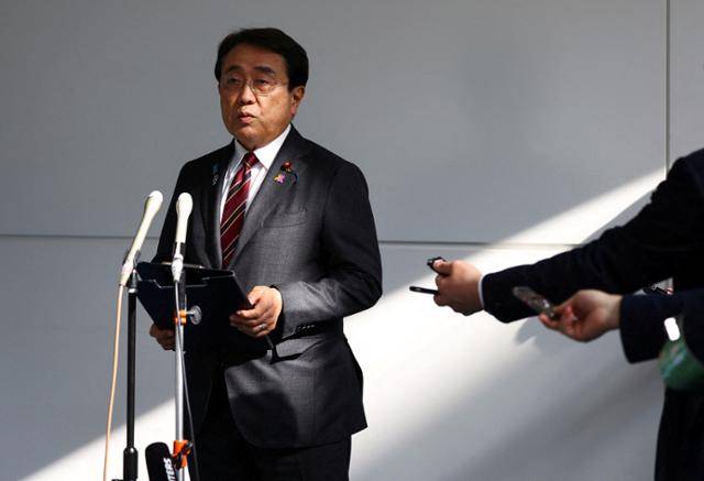 아카자와 료세이 일본 경제재생담당장관이 4월 18일 도쿄 하네다공항에서 미국과의 장관급 관세 협상 내용을 설명하고 있다. 도쿄=로이터 연합뉴스