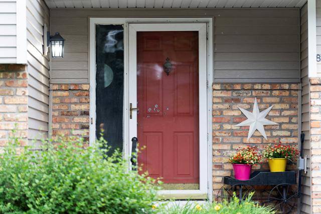 미국 미네소타주 챔플린에서 14일 존 호프먼 주 상원의원의 집 현관문에 총탄 자국이 남아 있다. 챔플린=로이터 연합뉴스